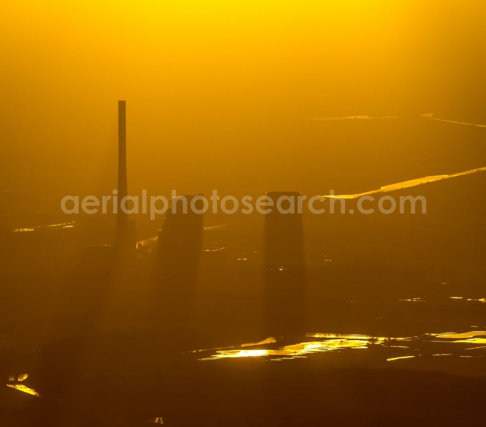 Aerial photograph Bergkamen - Power plants and exhaust towers of the coal thermal power plant of STEAG coal power plant against the light at sunset on the cloudy horizon in Bergkamen in North Rhine-Westphalia