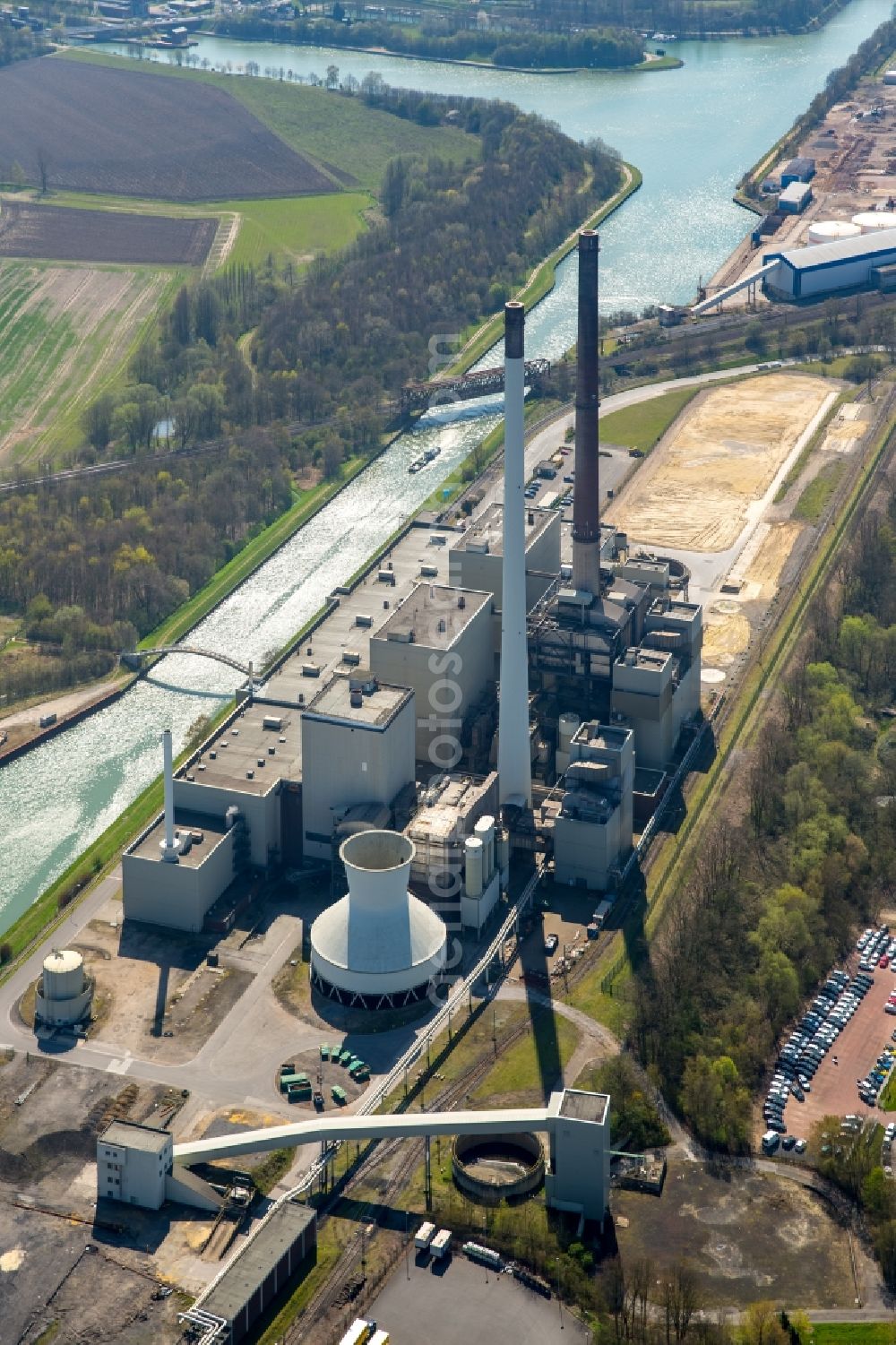 Datteln from the bird's eye view: Power plants and exhaust towers of coal thermal power station in Datteln in the state North Rhine-Westphalia