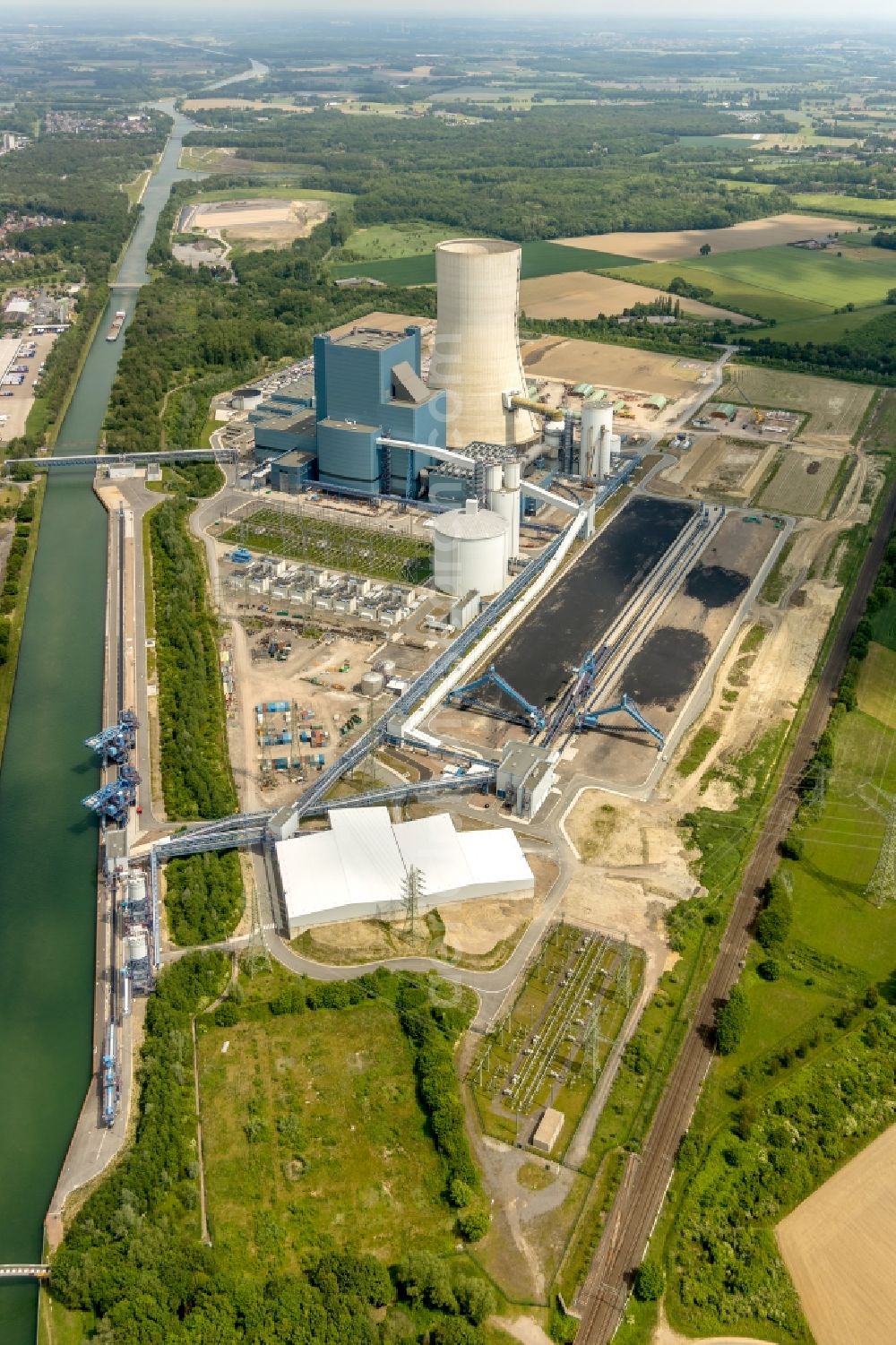 Aerial photograph Datteln - Power plants and exhaust towers of coal thermal power station Datteln 4 Uniper Kraftwerk Im Loeringhof in Datteln in the state North Rhine-Westphalia, Germany