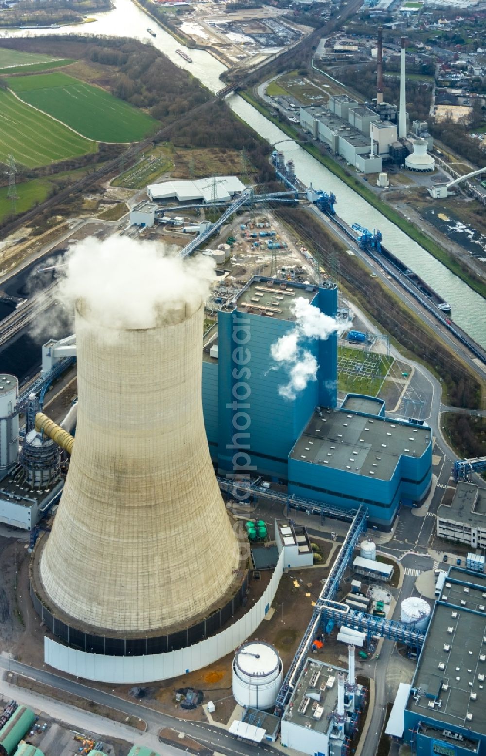 Datteln from the bird's eye view: Power plants and exhaust towers of coal thermal power station Datteln 4 Uniper Kraftwerk Im Loeringhof in Datteln in the state North Rhine-Westphalia, Germany