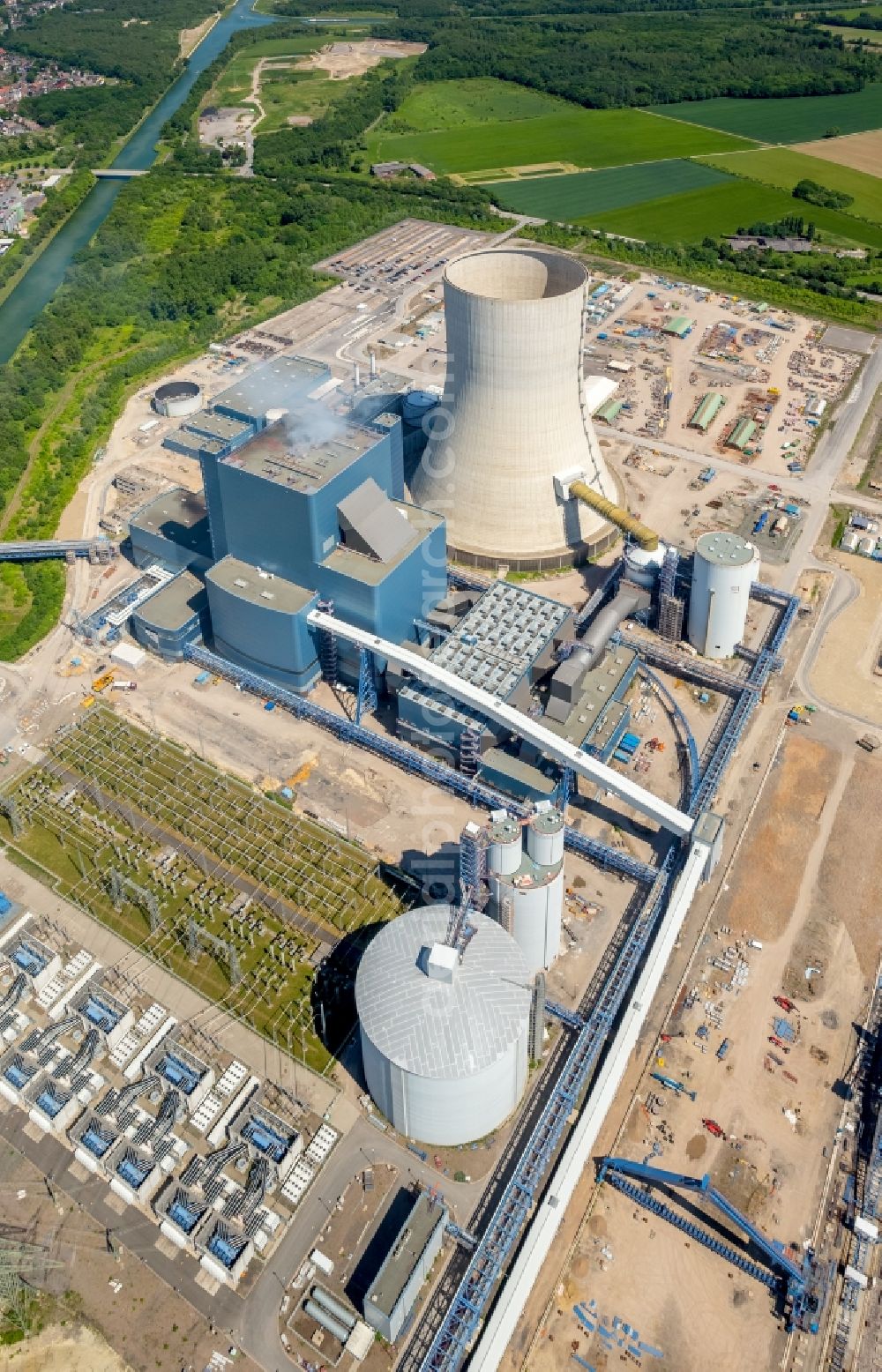 Datteln from the bird's eye view: Power plants and exhaust towers of coal thermal power station Datteln 4 Uniper Kraftwerk Im Loeringhof in Datteln in the state North Rhine-Westphalia, Germany