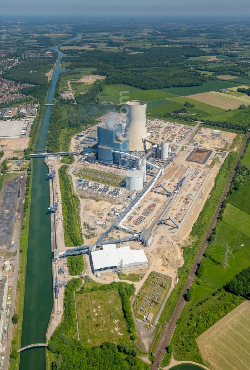 Datteln from the bird's eye view: Power plants and exhaust towers of coal thermal power station Datteln 4 Uniper Kraftwerk Im Loeringhof in Datteln in the state North Rhine-Westphalia, Germany