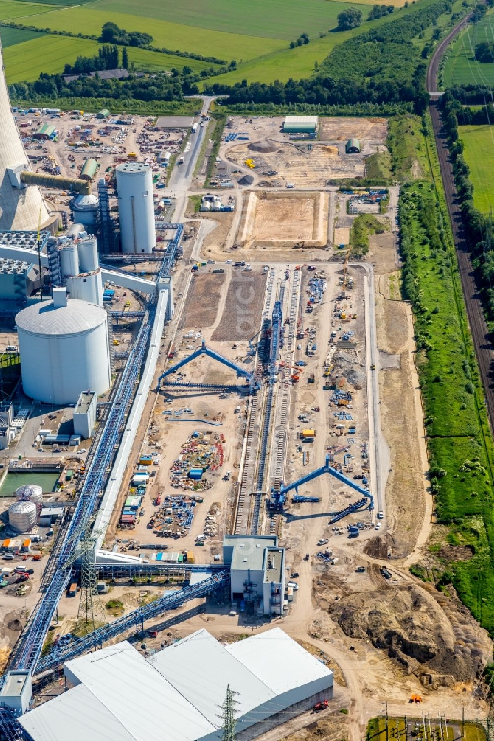 Datteln from the bird's eye view: Power plants and exhaust towers of coal thermal power station Datteln 4 Uniper Kraftwerk Im Loeringhof in Datteln in the state North Rhine-Westphalia, Germany