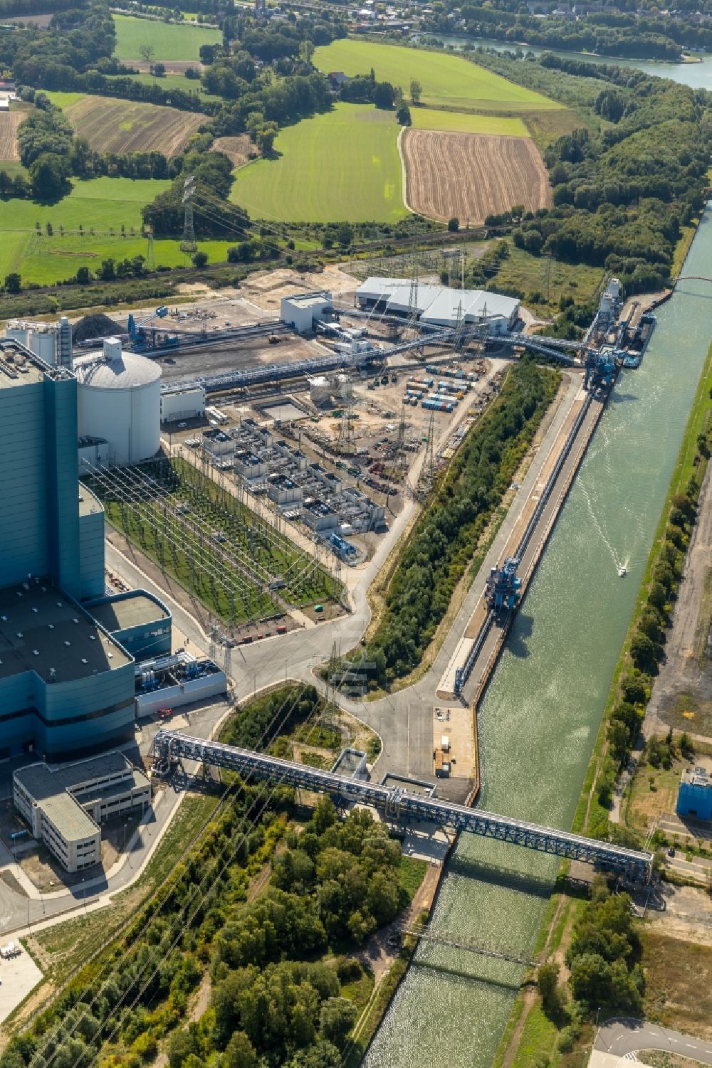 Datteln from the bird's eye view: Power plants and exhaust towers of coal thermal power station Datteln 4 Uniper Kraftwerk Im Loeringhof in Datteln in the state North Rhine-Westphalia, Germany