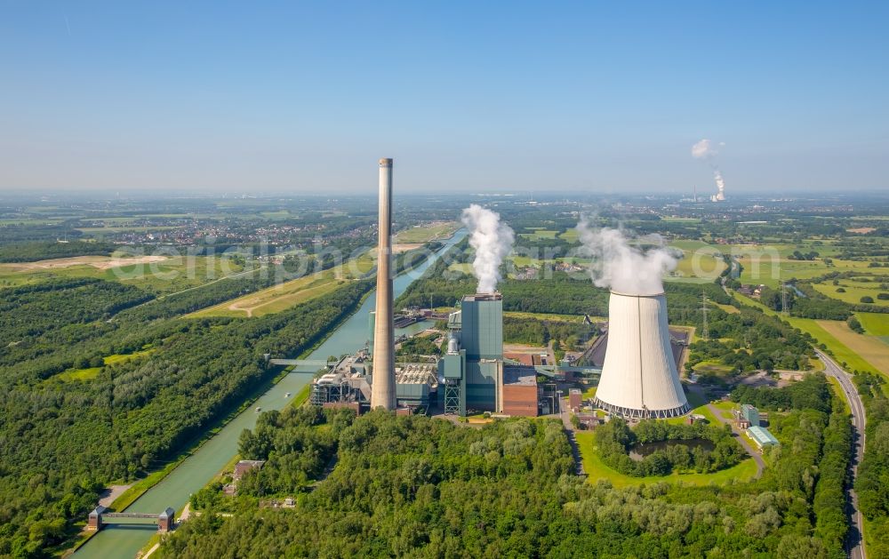 Bergkamen from the bird's eye view: Power plants and exhaust towers of coal thermal power station Gemeinschaftskraftwerk Bergkanen on Westenhellweg 110 in the state North Rhine-Westphalia, Germany