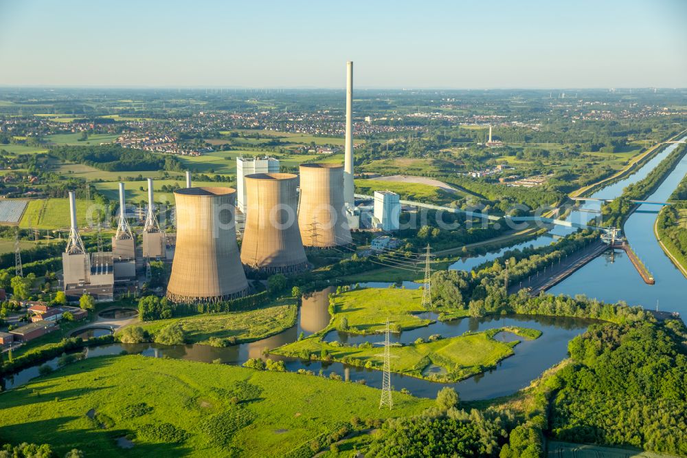 Stockum from above - Power plants and exhaust towers of the coal-fired cogeneration plant RWE Power AG Kraftwerk Gersteinwerk on Hammer Strasse in Stockum at Ruhrgebiet in the state North Rhine-Westphalia, Germany