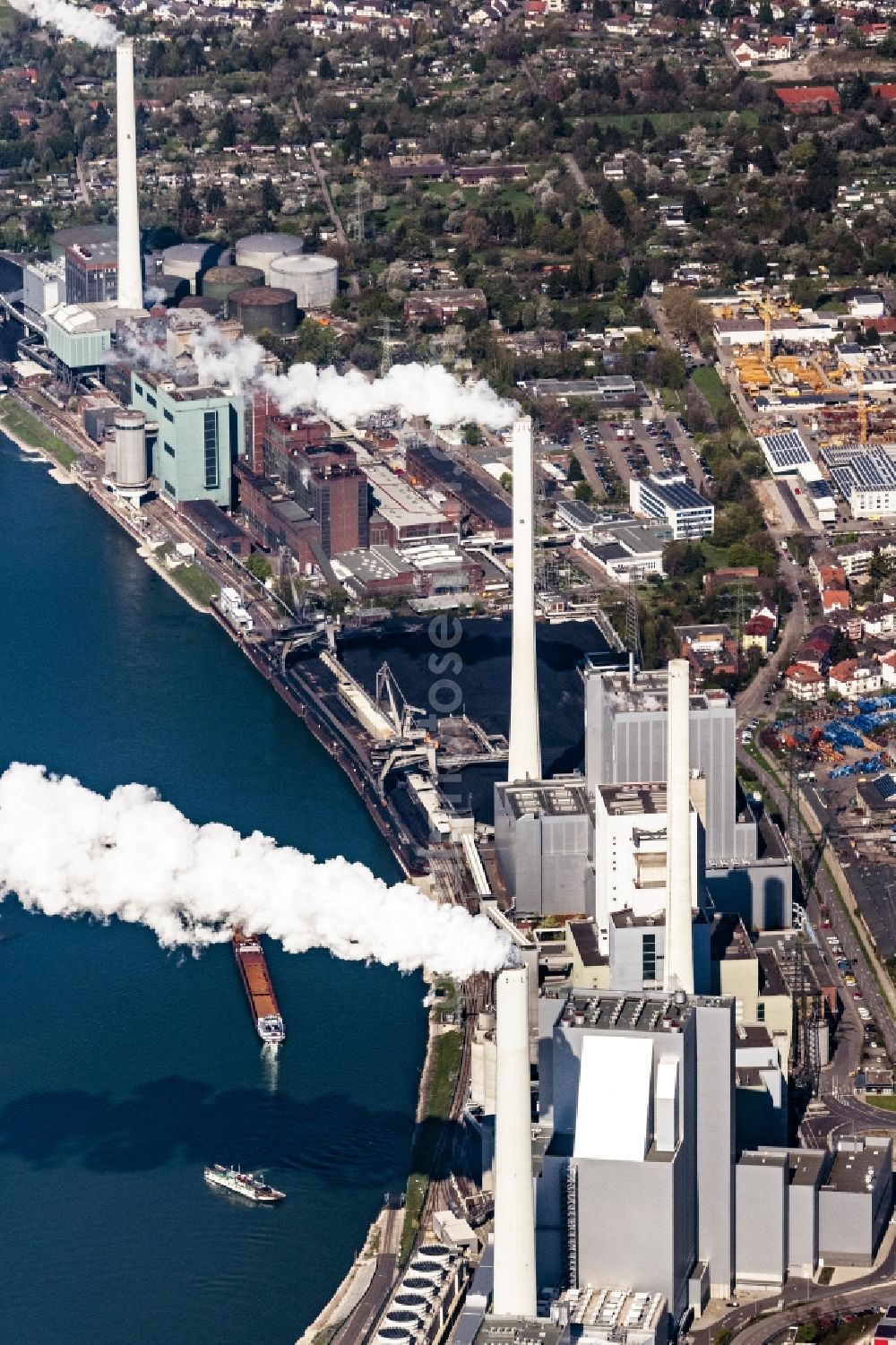 Mannheim from above - Power plants and exhaust towers of coal thermal power station Grosskraftwerk Mannheim AG at the shore of the Rhine river near Neckarau in Mannheim in the state Baden-Wurttemberg, Germany