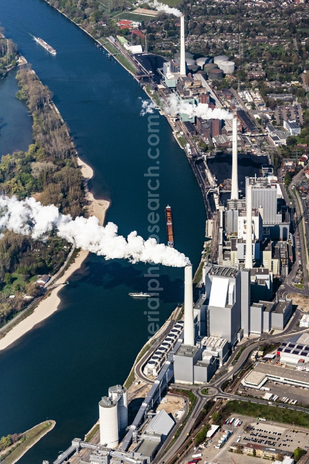 Mannheim from the bird's eye view: Power plants and exhaust towers of coal thermal power station Grosskraftwerk Mannheim AG at the shore of the Rhine river near Neckarau in Mannheim in the state Baden-Wurttemberg, Germany