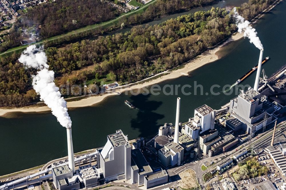 Aerial photograph Mannheim - Power plants and exhaust towers of coal thermal power station Grosskraftwerk Mannheim AG at the shore of the Rhine river near Neckarau in Mannheim in the state Baden-Wurttemberg, Germany