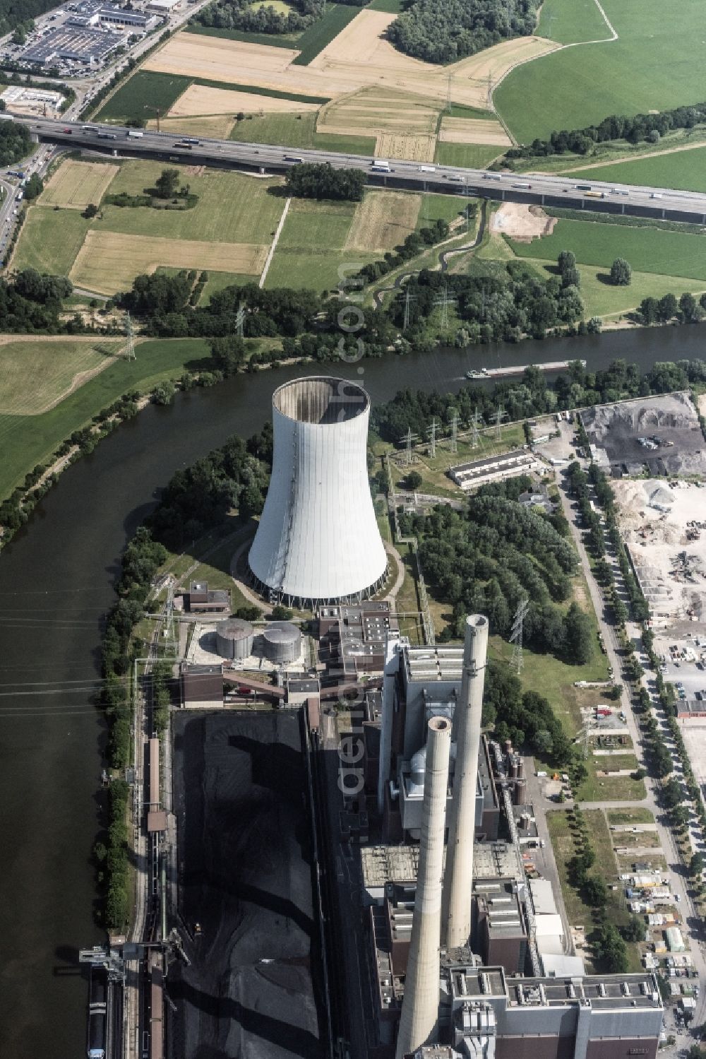 Heilbronn from the bird's eye view: Power plants and exhaust towers of coal thermal power station in Heilbronn in the state Baden-Wuerttemberg, Germany