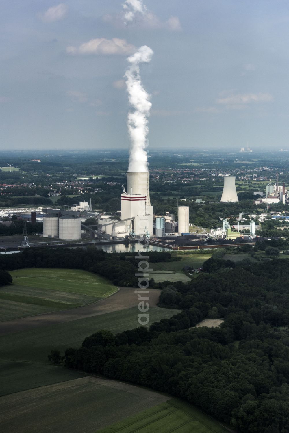 Lünen from the bird's eye view: Power plant facilities of the coal-fired combined heat and power plant Kohlekraftwerk Luenen GmbH & Co. KG in Luenen in the federal state of North Rhine-Westphalia - NRW, Germany