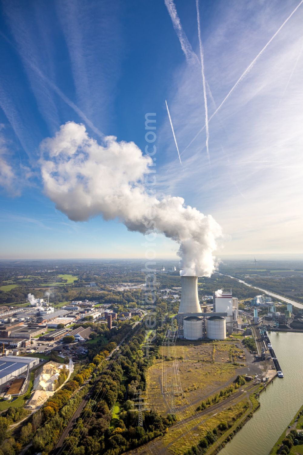 Lünen from the bird's eye view: Power plant facilities of the coal-fired combined heat and power plant and Kohlekraftwerk Luenen GmbH & Co. KG power plant Luenen-Stummhafen of Trianel in Luenen in the Ruhr area in the federal state of North Rhine-Westphalia - NRW, Germany