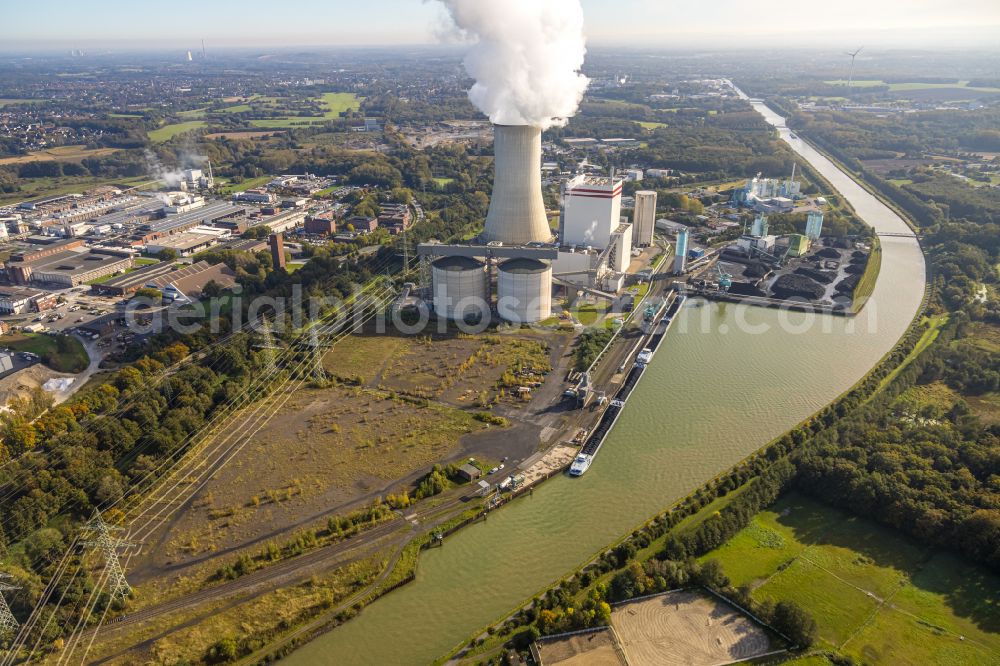 Lünen from above - Power plant facilities of the coal-fired combined heat and power plant and Kohlekraftwerk Luenen GmbH & Co. KG power plant Luenen-Stummhafen of Trianel in Luenen in the Ruhr area in the federal state of North Rhine-Westphalia - NRW, Germany