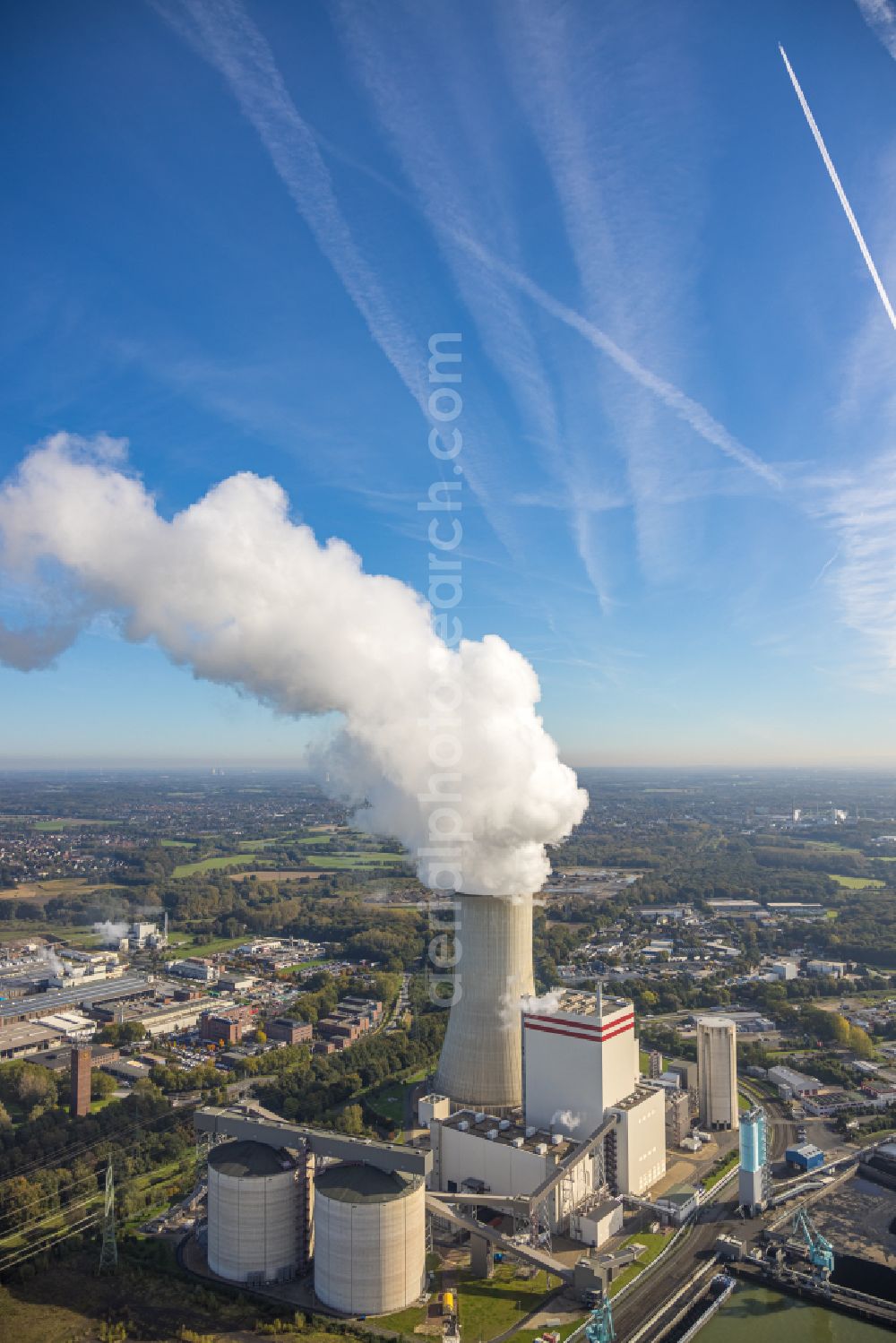 Lünen from the bird's eye view: Power plant facilities of the coal-fired combined heat and power plant and Kohlekraftwerk Luenen GmbH & Co. KG power plant Luenen-Stummhafen of Trianel in Luenen in the Ruhr area in the federal state of North Rhine-Westphalia - NRW, Germany