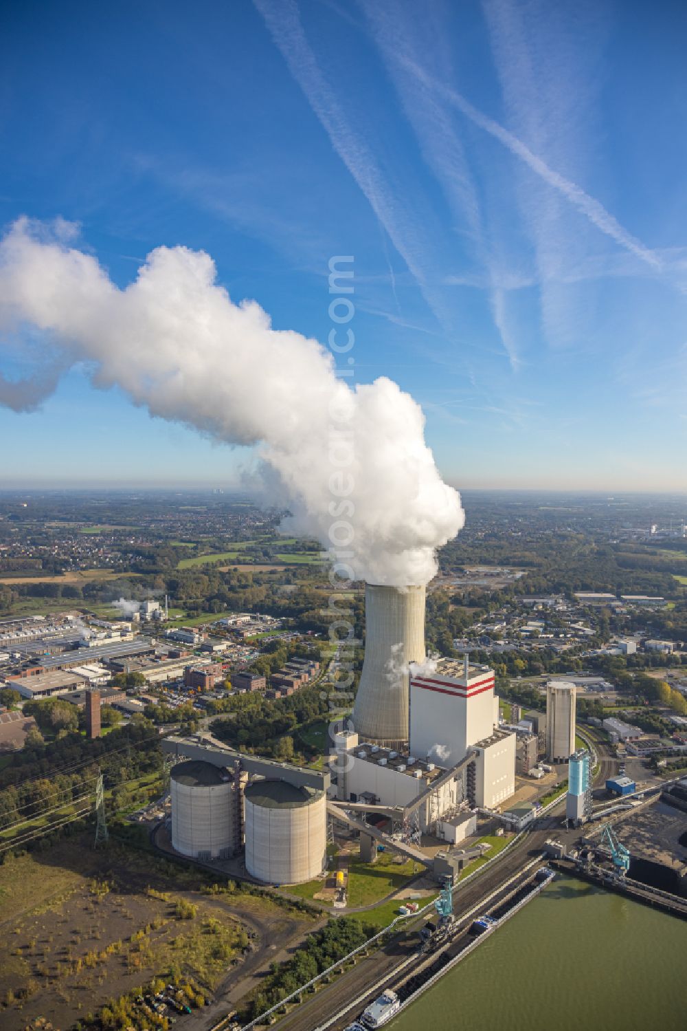 Aerial image Lünen - Power plant facilities of the coal-fired combined heat and power plant and Kohlekraftwerk Luenen GmbH & Co. KG power plant Luenen-Stummhafen of Trianel in Luenen in the Ruhr area in the federal state of North Rhine-Westphalia - NRW, Germany