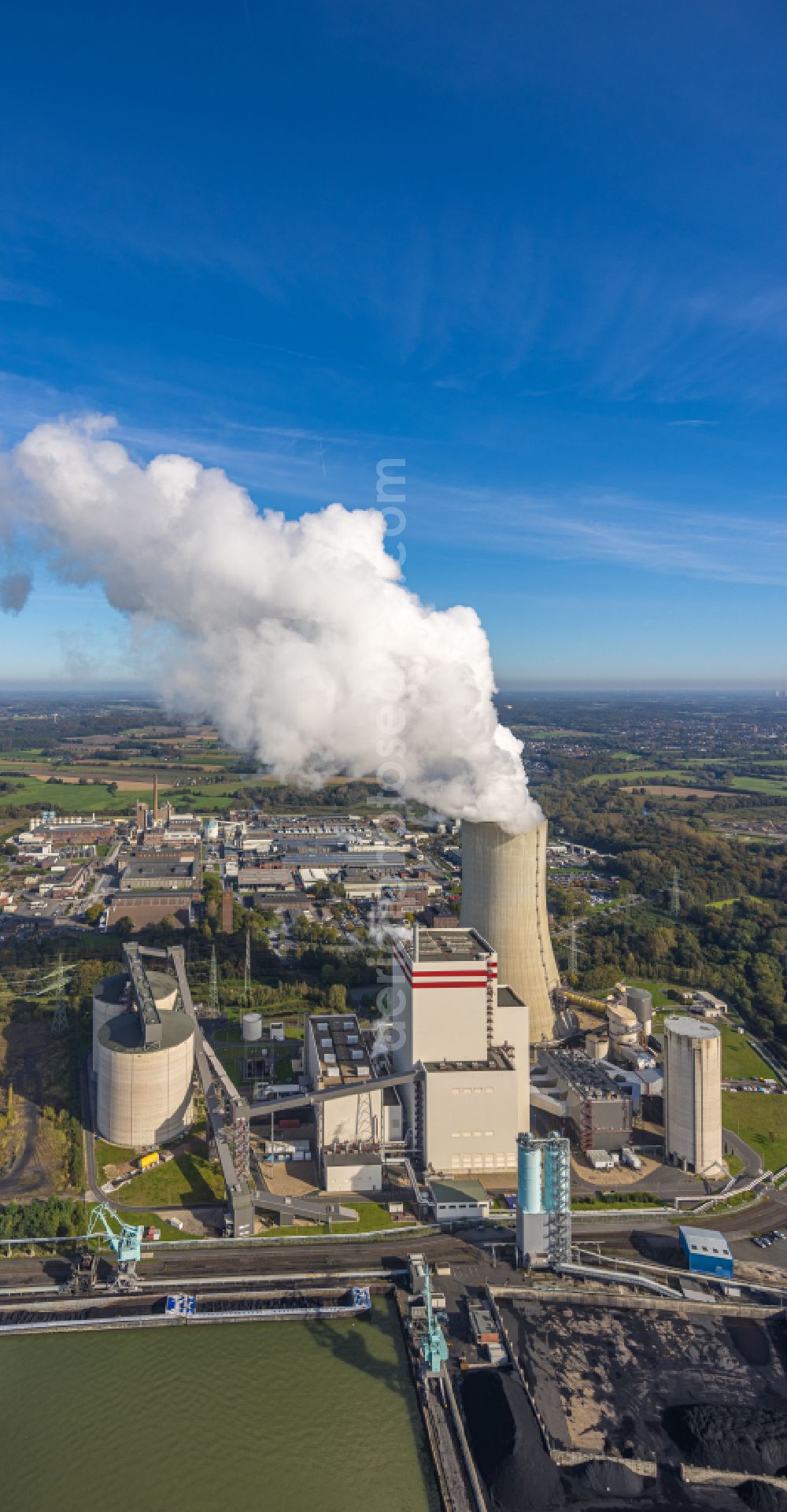 Aerial photograph Lünen - Power plant facilities of the coal-fired combined heat and power plant and Kohlekraftwerk Luenen GmbH & Co. KG power plant Luenen-Stummhafen of Trianel in Luenen in the Ruhr area in the federal state of North Rhine-Westphalia - NRW, Germany