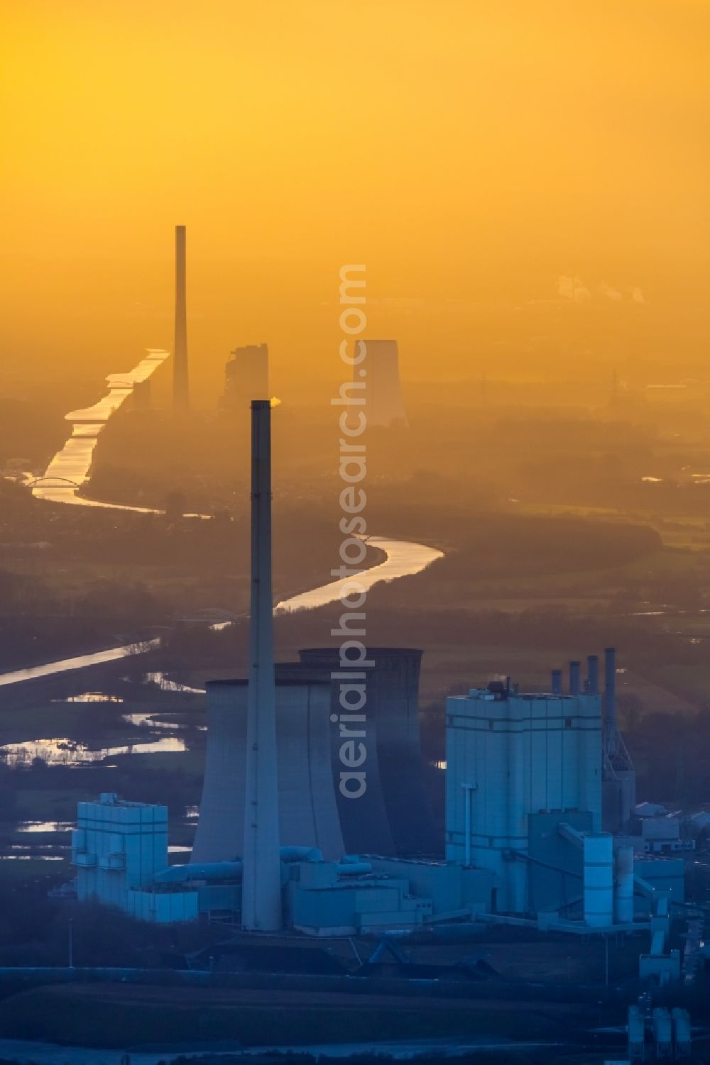 Aerial photograph Werne - Power plants and exhaust towers of coal thermal power station Gersteinwerk of RWE Power in Werne in the state of North Rhine-Westphalia. The STEAG power plant of Bergkamen is visible in sunset in the background