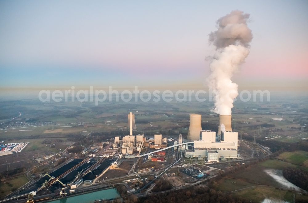 Hamm from the bird's eye view: Power plants and exhaust towers of coal thermal power station of RWE Power in the Schmehausen part of Hamm in the state of North Rhine-Westphalia