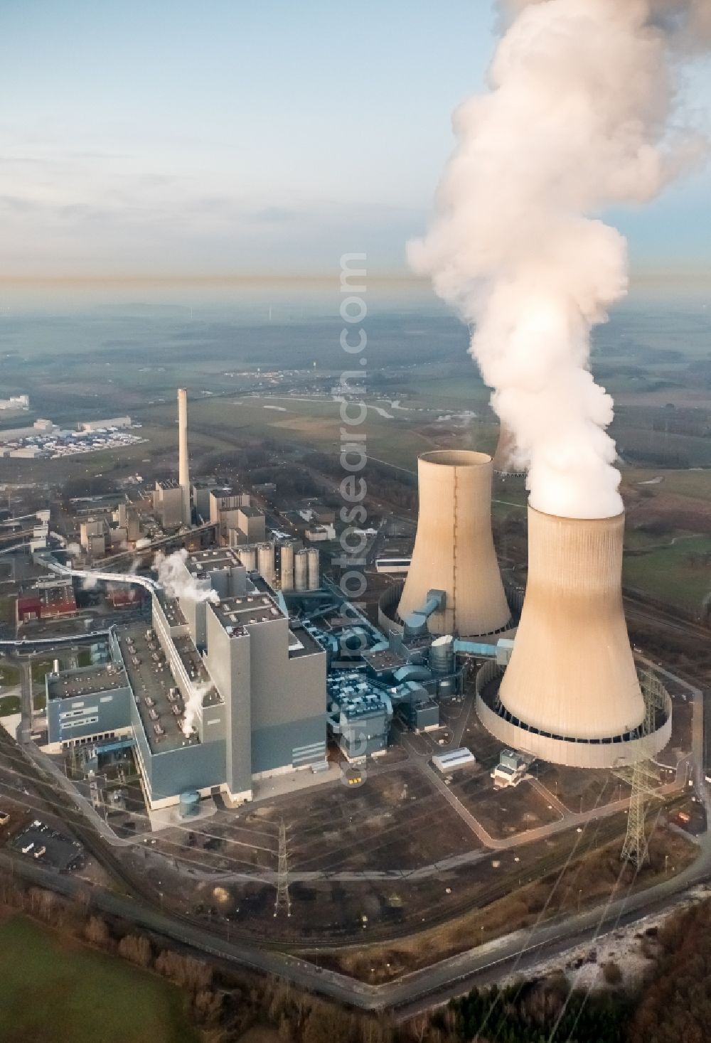 Hamm from the bird's eye view: Power plants and exhaust towers of coal thermal power station of RWE Power in the Schmehausen part of Hamm in the state of North Rhine-Westphalia