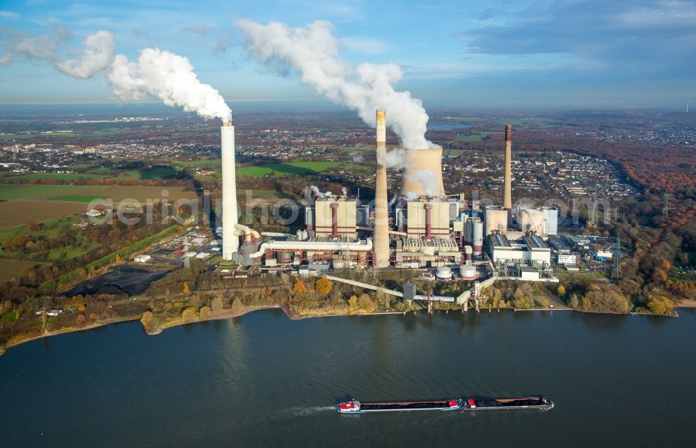 Voerde (Niederrhein) from above - Power plants and exhaust towers of coal thermal power station of Steag Energy Services GmbH in the district Moellen in Voerde (Niederrhein) in the state North Rhine-Westphalia