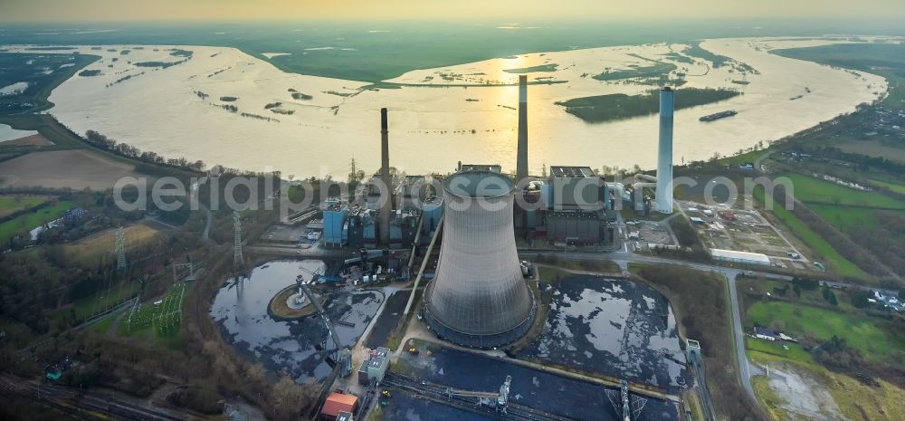 Aerial image Voerde (Niederrhein) - Power plants and exhaust towers of coal thermal power station of Steag Energy Services GmbH in the district Moellen in Voerde (Niederrhein) in the state North Rhine-Westphalia