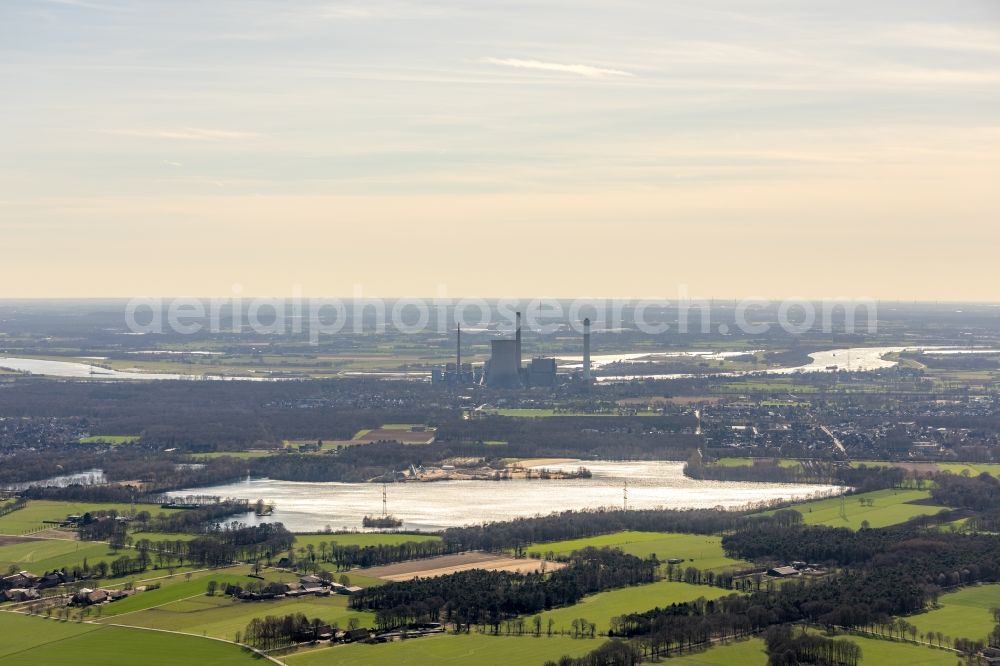 Aerial photograph Voerde (Niederrhein) - Power plants and exhaust towers of coal thermal power station of Steag Energy Services GmbH in the district Moellen in Voerde (Niederrhein) in the state North Rhine-Westphalia