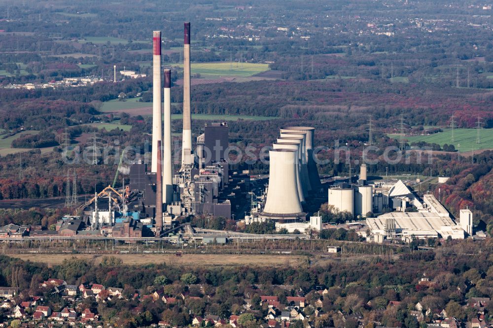 Gelsenkirchen from the bird's eye view: Power plant facilities and exhaust towers of the coal-fired combined heat and power plant Uniper Kraftwerke GmbH in Gelsenkirchen in the federal state of North Rhine-Westphalia