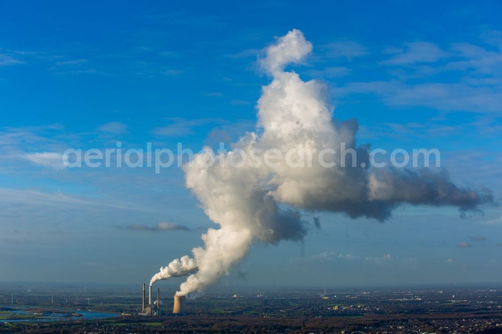 Voerde (Niederrhein) from the bird's eye view: Power plants and exhaust towers of coal thermal power station in Voerde (Niederrhein) in the state of North Rhine-Westphalia. The power plant is located on the riverbank of the Rhine