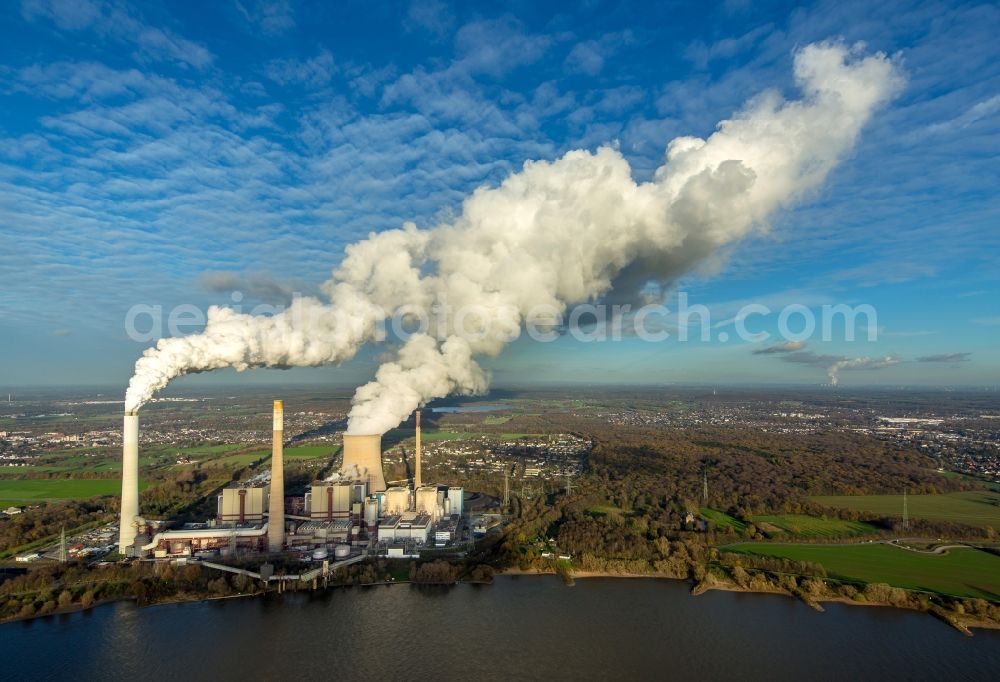 Aerial image Voerde (Niederrhein) - Power plants and exhaust towers of coal thermal power station in Voerde (Niederrhein) in the state of North Rhine-Westphalia. The power plant is located on the riverbank of the Rhine