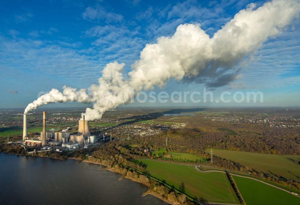 Aerial photograph Voerde (Niederrhein) - Power plants and exhaust towers of coal thermal power station in Voerde (Niederrhein) in the state of North Rhine-Westphalia. The power plant is located on the riverbank of the Rhine