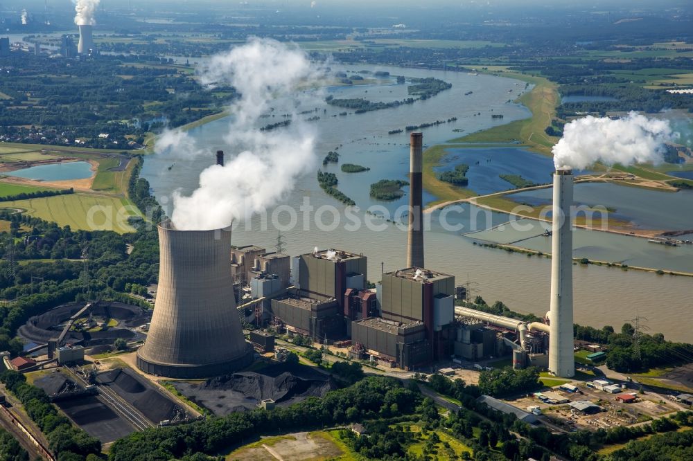 Voerde (Niederrhein) from above - Power plants and exhaust towers of coal thermal power station of Steag Energy Services GmbH in Voerde (Niederrhein) in the state North Rhine-Westphalia