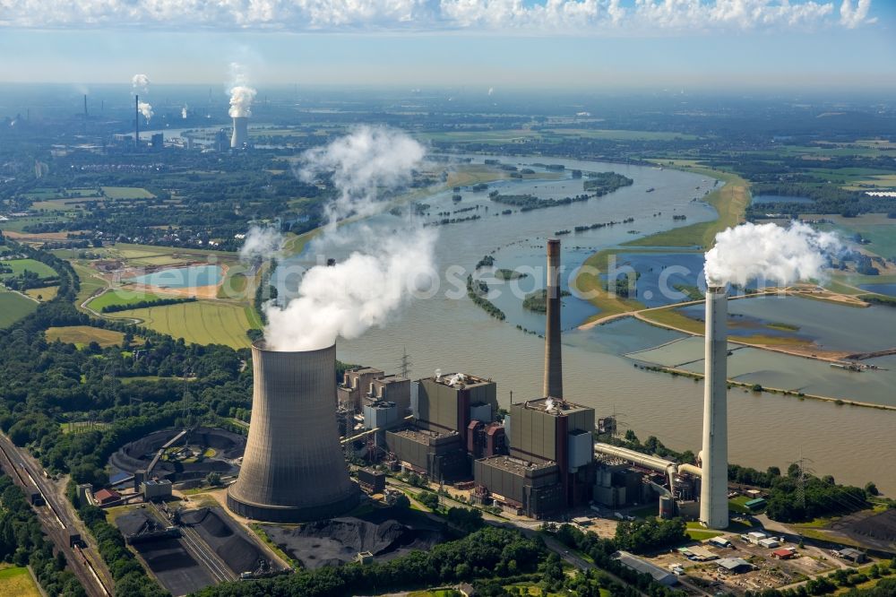 Voerde (Niederrhein) from the bird's eye view: Power plants and exhaust towers of coal thermal power station of Steag Energy Services GmbH in Voerde (Niederrhein) in the state North Rhine-Westphalia