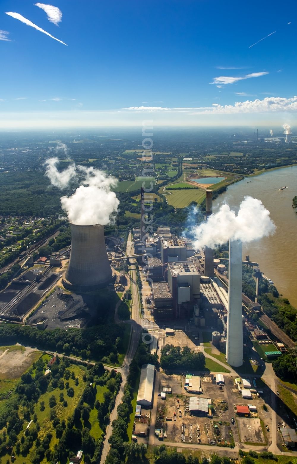 Voerde (Niederrhein) from above - Power plants and exhaust towers of coal thermal power station of Steag Energy Services GmbH in Voerde (Niederrhein) in the state North Rhine-Westphalia