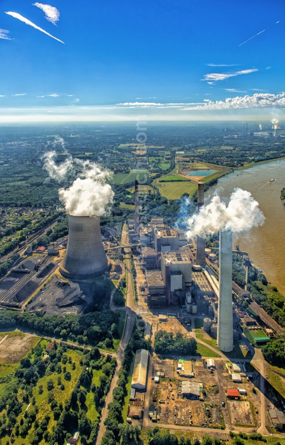 Voerde (Niederrhein) from the bird's eye view: Power plants and exhaust towers of coal thermal power station of Steag Energy Services GmbH in Voerde (Niederrhein) in the state North Rhine-Westphalia