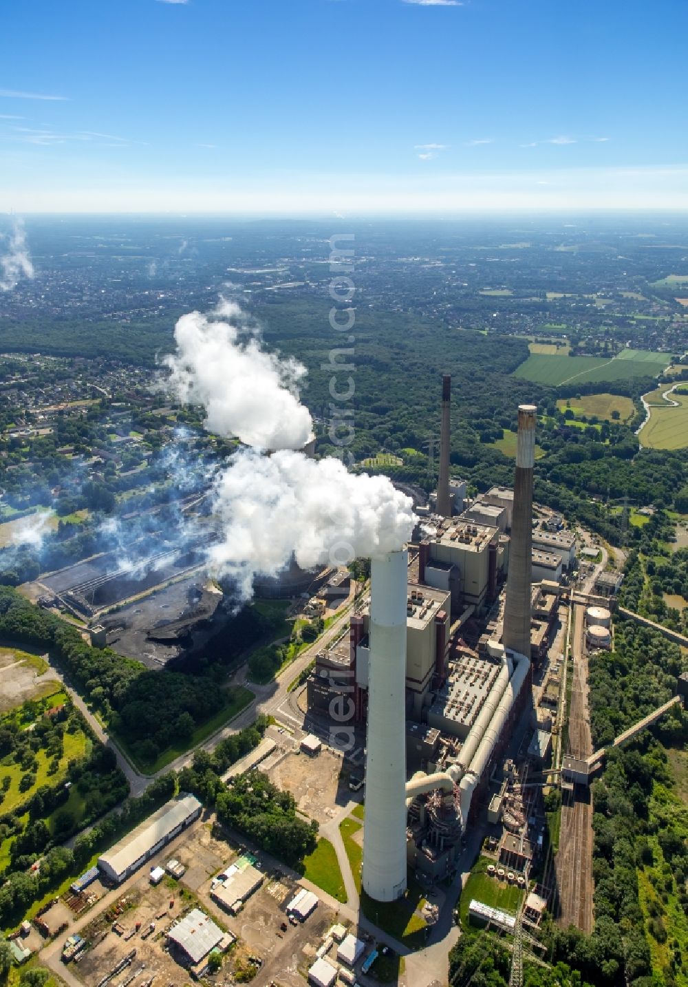 Aerial image Voerde (Niederrhein) - Power plants and exhaust towers of coal thermal power station of Steag Energy Services GmbH in Voerde (Niederrhein) in the state North Rhine-Westphalia