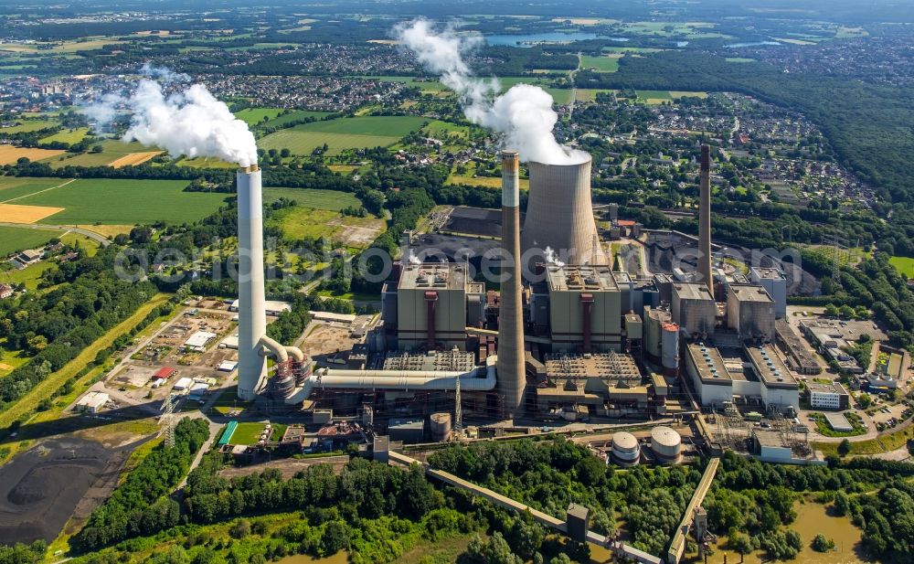 Voerde (Niederrhein) from above - Power plants and exhaust towers of coal thermal power station of Steag Energy Services GmbH in Voerde (Niederrhein) in the state North Rhine-Westphalia