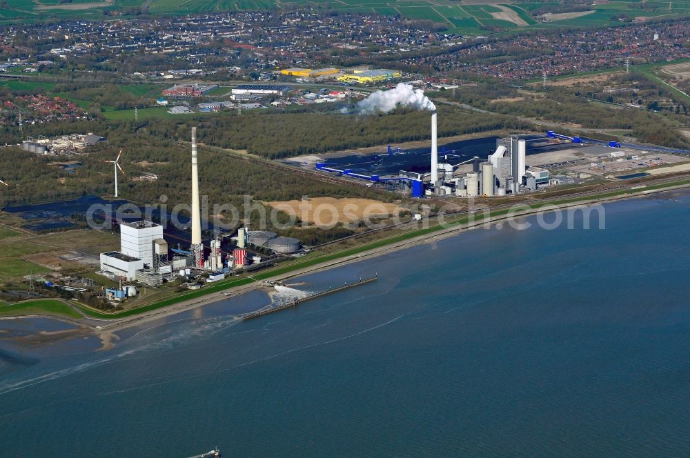 Wilhelmshaven from the bird's eye view: Power plants and exhaust towers of coal thermal power station in Wilhelmshaven in the state Lower Saxony. Foto: Uwe Lange