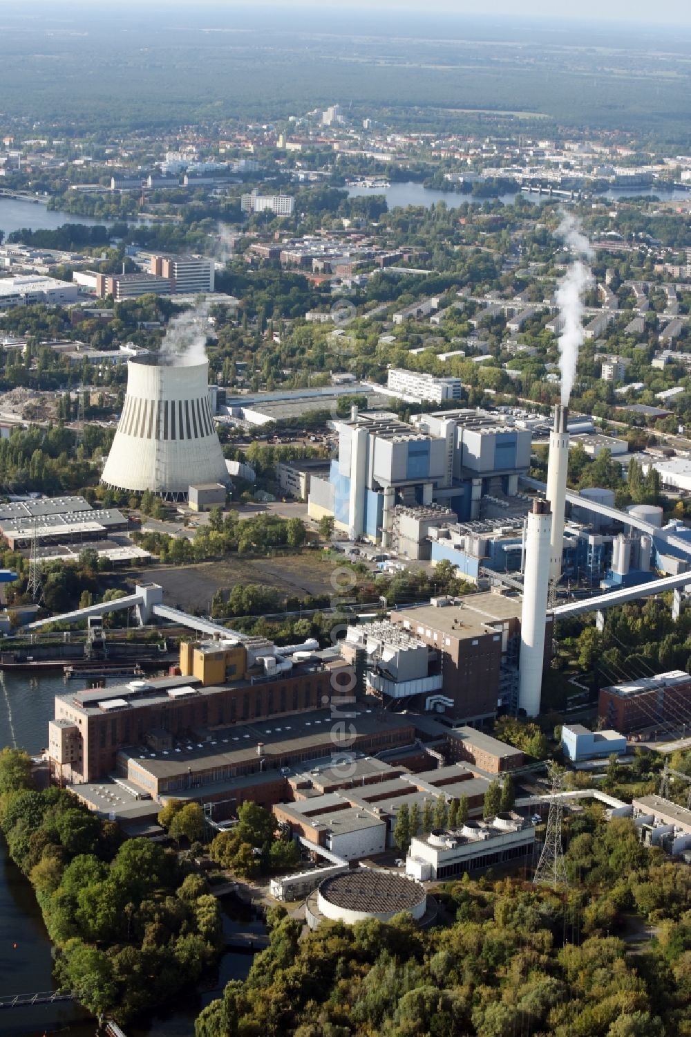 Aerial photograph Berlin - Power plants and exhaust towers of coal thermal power station Kraftwerk Reuter West in Siemensstadt in Berlin