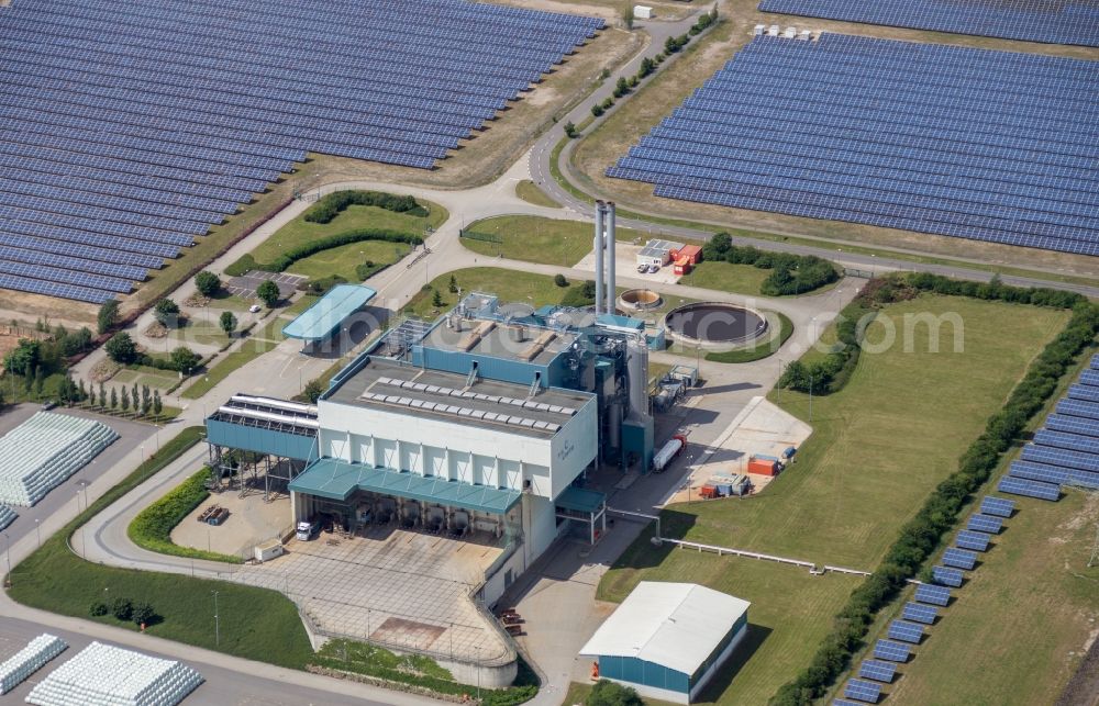 Lauta from the bird's eye view: Power plants and exhaust towers of thermal power station in Lauta in the state Saxony