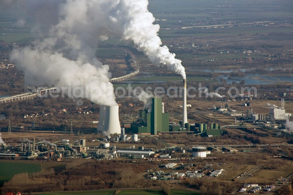 Aerial photograph Schkopau - View of power plant smokestacks in the mirror image of Rattmansdorfer pond in Schkopau in the state of Saxony-Anhalt. The two chimneys are part of the lignite-fired power plant of E.ON AG