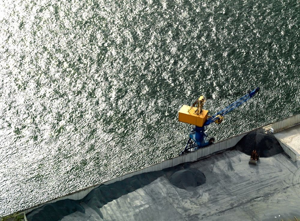 Bendorf from the bird's eye view: Crane on the Rhine riverbank in Bendorf in the state Rhineland-Palatinate. The yellow and blue crane is located on the riverbank of the Rhine in the South of the town and belongs to its port