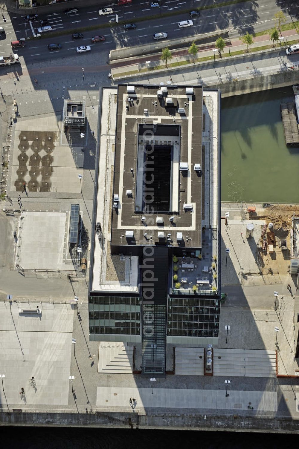 Aerial photograph Köln - Blick auf die Baustelle der Kranhäuser am Kölner Rheinauhafen. Die Bürogebäude sind alle ca. 60 Meter hoch, 34 Meter breit und haben eine Länge von 70 Metern. Entworfen wurden sie vom Architekturbüro BRT Bothe Richter Teherani. View of the construction site of the Kran Houses on Rheinauhafen. The office buildings are all about 60 feet high, 34 meters wide and have a length of 70 meters. They were designed by architects BRT Bothe Richter Teherani.