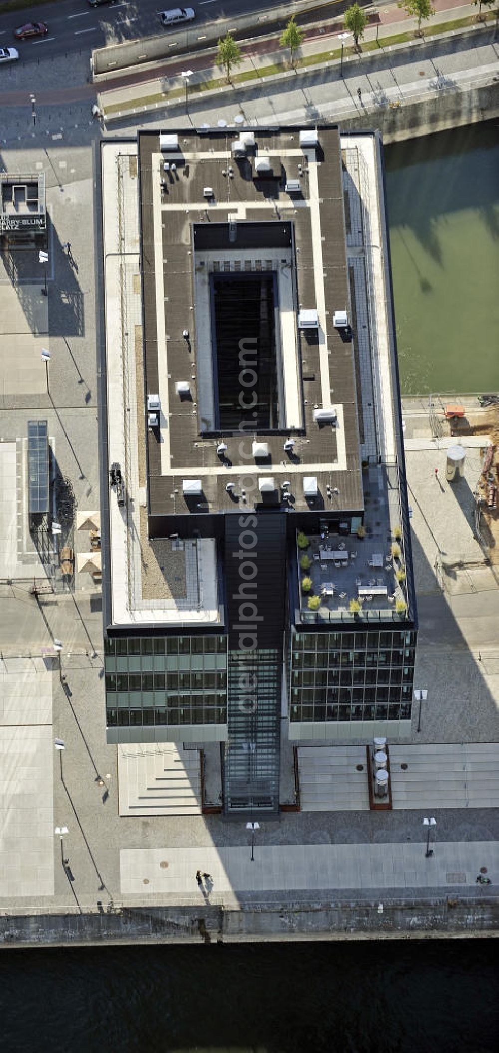 Aerial photograph Köln - Blick auf die Baustelle der Kranhäuser am Kölner Rheinauhafen. Die Bürogebäude sind alle ca. 60 Meter hoch, 34 Meter breit und haben eine Länge von 70 Metern. Entworfen wurden sie vom Architekturbüro BRT Bothe Richter Teherani. View of the construction site of the Kran Houses on Rheinauhafen. The office buildings are all about 60 feet high, 34 meters wide and have a length of 70 meters. They were designed by architects BRT Bothe Richter Teherani.