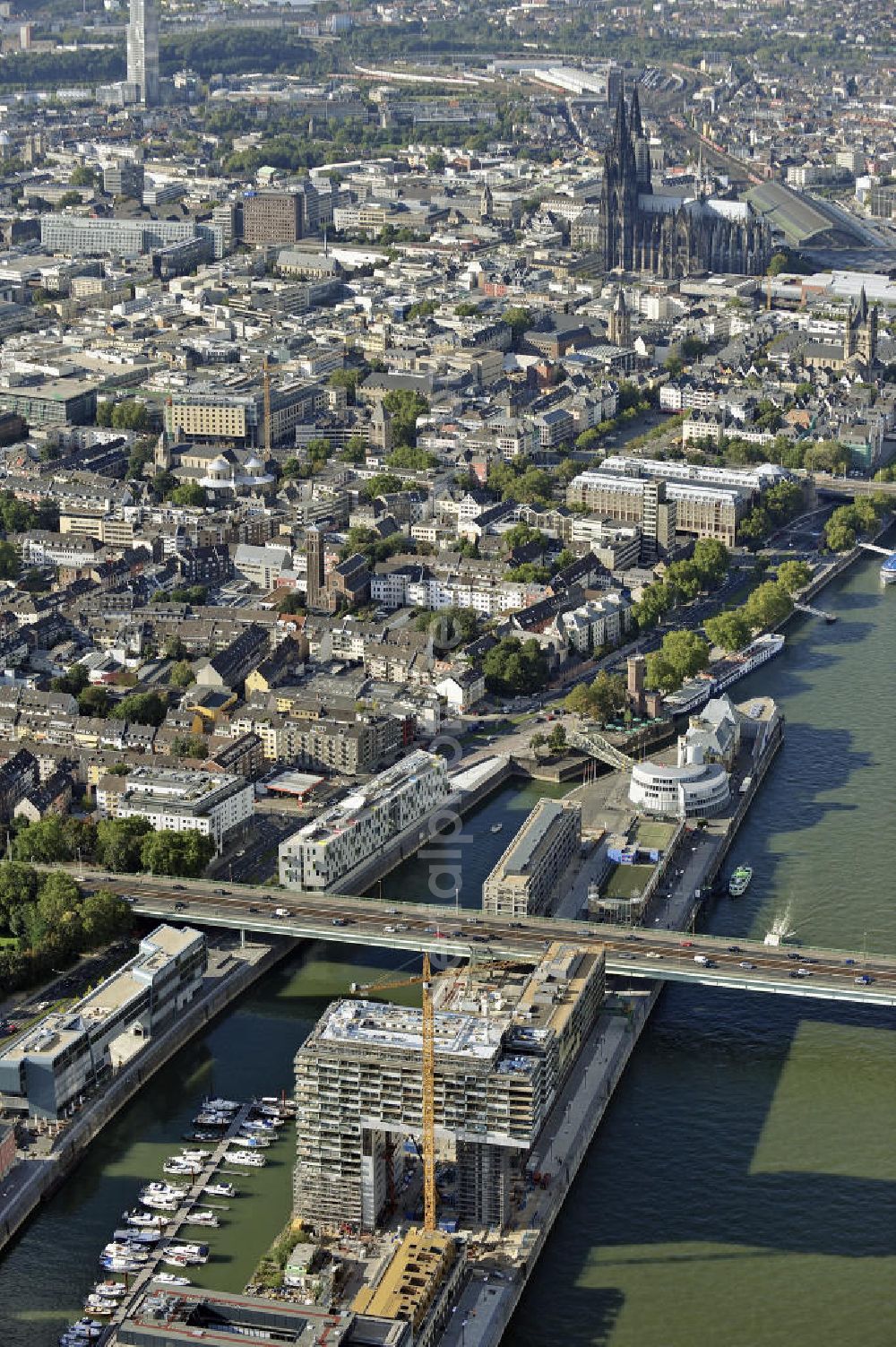 Köln from the bird's eye view: Blick auf die Baustelle der Kranhäuser am Kölner Rheinauhafen. Die Bürogebäude sind alle ca. 60 Meter hoch, 34 Meter breit und haben eine Länge von 70 Metern. Entworfen wurden sie vom Architekturbüro BRT Bothe Richter Teherani. View of the construction site of the Kran Houses on Rheinauhafen. The office buildings are all about 60 feet high, 34 meters wide and have a length of 70 meters. They were designed by architects BRT Bothe Richter Teherani.