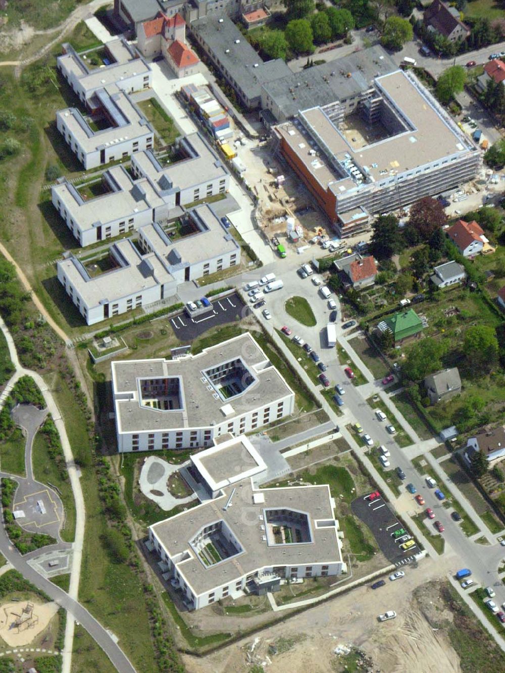 Berlin from the bird's eye view: Berlin-Falkenberg bei Grünau Krankenhaus Hedwigshöhe in Berlin-Falkenberg (Bohnsdorf / Treptow).Postanschrift: Krankenhaus Hedwigshöhe Buntzelstraße 36,12526 Berlin, Tel.: 0 30 - 67 41 - 0 Fax: 0 30 - 67 41 22 49 E-mail: hedwigshoehe@alexius.de Verwaltung: Gesellschaften der Alexianerbrüder Krausnickstraße 12a,10115 Berlin, Tel.: 0 30 - 23 11 25 38 Fax: 0 30 - 23 11 24 52 E-mail: gf.sekretariat@alexius.de