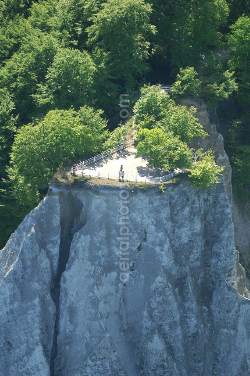 Aerial photograph Halbinsel Jasmund - Blick auf die Kreidefelsen Steilküste. Im Nordosten der Halbinsel Jasmund auf Rügen erstreckt sich auf rund fünfzehn Kilometer Länge zwischen Sassnitz und Lohme die Kreidefelsen-Steilküste. Teilweise bis 120 Meter ragen die Kreidefelsen empor. Der bekannteste und meistbesuchteste unter ist ein Felsvorsprung mit dem Namen Königsstuhl, der sich etwa 10 km von Sassnitz entfernt befindet.