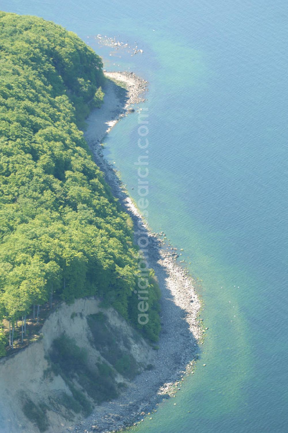 Halbinsel Jasmund from the bird's eye view: Blick auf die Kreidefelsen Steilküste. Im Nordosten der Halbinsel Jasmund auf Rügen erstreckt sich auf rund fünfzehn Kilometer Länge zwischen Sassnitz und Lohme die Kreidefelsen-Steilküste. Teilweise bis 120 Meter ragen die Kreidefelsen empor. Der bekannteste und meistbesuchteste unter ist ein Felsvorsprung mit dem Namen Königsstuhl, der sich etwa 10 km von Sassnitz entfernt befindet.