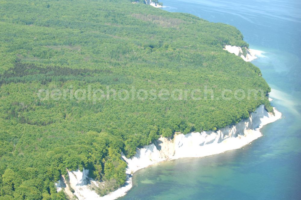 Aerial photograph Halbinsel Jasmund - Blick auf die Kreidefelsen Steilküste. Im Nordosten der Halbinsel Jasmund auf Rügen erstreckt sich auf rund fünfzehn Kilometer Länge zwischen Sassnitz und Lohme die Kreidefelsen-Steilküste. Teilweise bis 120 Meter ragen die Kreidefelsen empor. Der bekannteste und meistbesuchteste unter ist ein Felsvorsprung mit dem Namen Königsstuhl, der sich etwa 10 km von Sassnitz entfernt befindet.