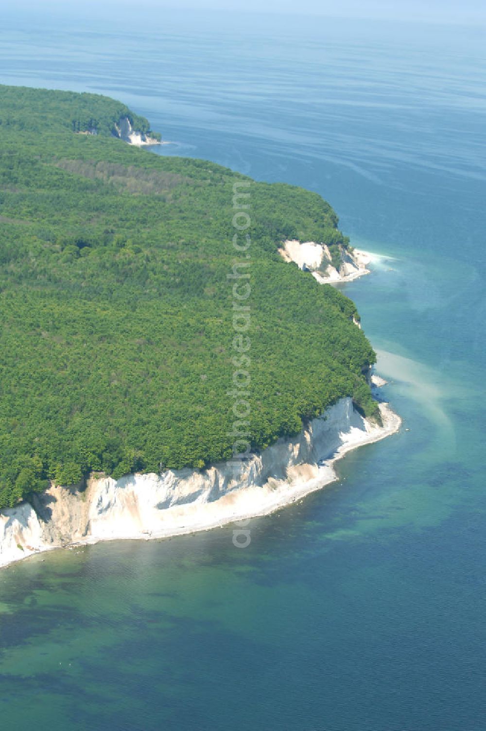 Halbinsel Jasmund from above - Blick auf die Kreidefelsen Steilküste. Im Nordosten der Halbinsel Jasmund auf Rügen erstreckt sich auf rund fünfzehn Kilometer Länge zwischen Sassnitz und Lohme die Kreidefelsen-Steilküste. Teilweise bis 120 Meter ragen die Kreidefelsen empor. Der bekannteste und meistbesuchteste unter ist ein Felsvorsprung mit dem Namen Königsstuhl, der sich etwa 10 km von Sassnitz entfernt befindet.