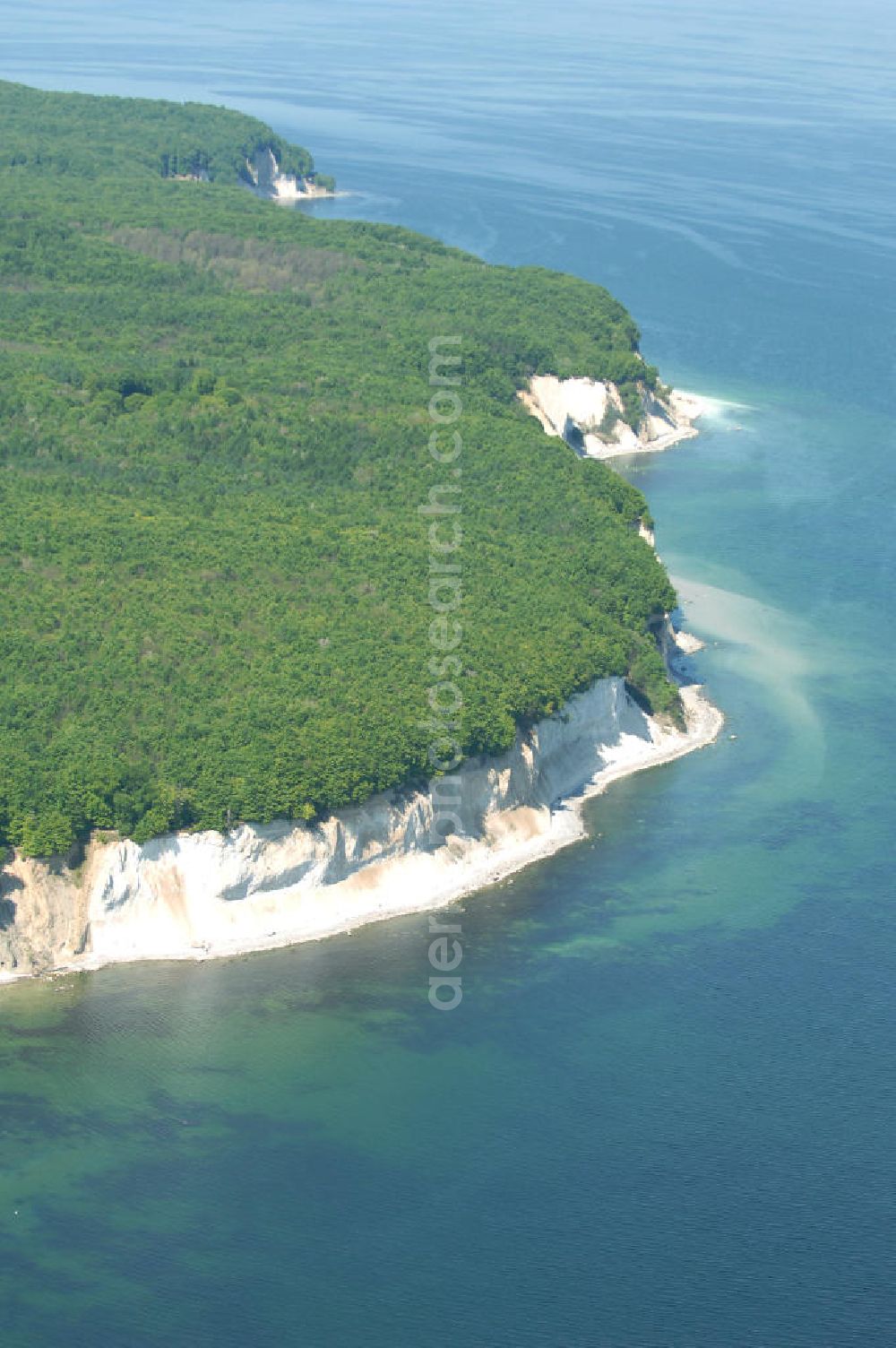 Halbinsel Jasmund from the bird's eye view: Blick auf die Kreidefelsen Steilküste. Im Nordosten der Halbinsel Jasmund auf Rügen erstreckt sich auf rund fünfzehn Kilometer Länge zwischen Sassnitz und Lohme die Kreidefelsen-Steilküste. Teilweise bis 120 Meter ragen die Kreidefelsen empor. Der bekannteste und meistbesuchteste unter ist ein Felsvorsprung mit dem Namen Königsstuhl, der sich etwa 10 km von Sassnitz entfernt befindet.